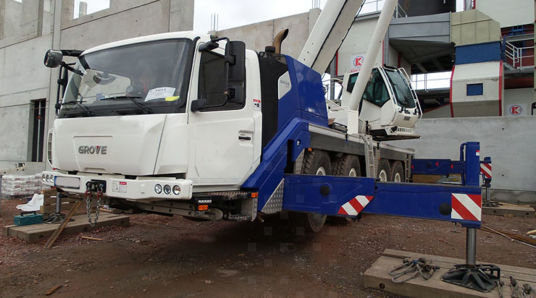 Grove GMK4090 mobile crane