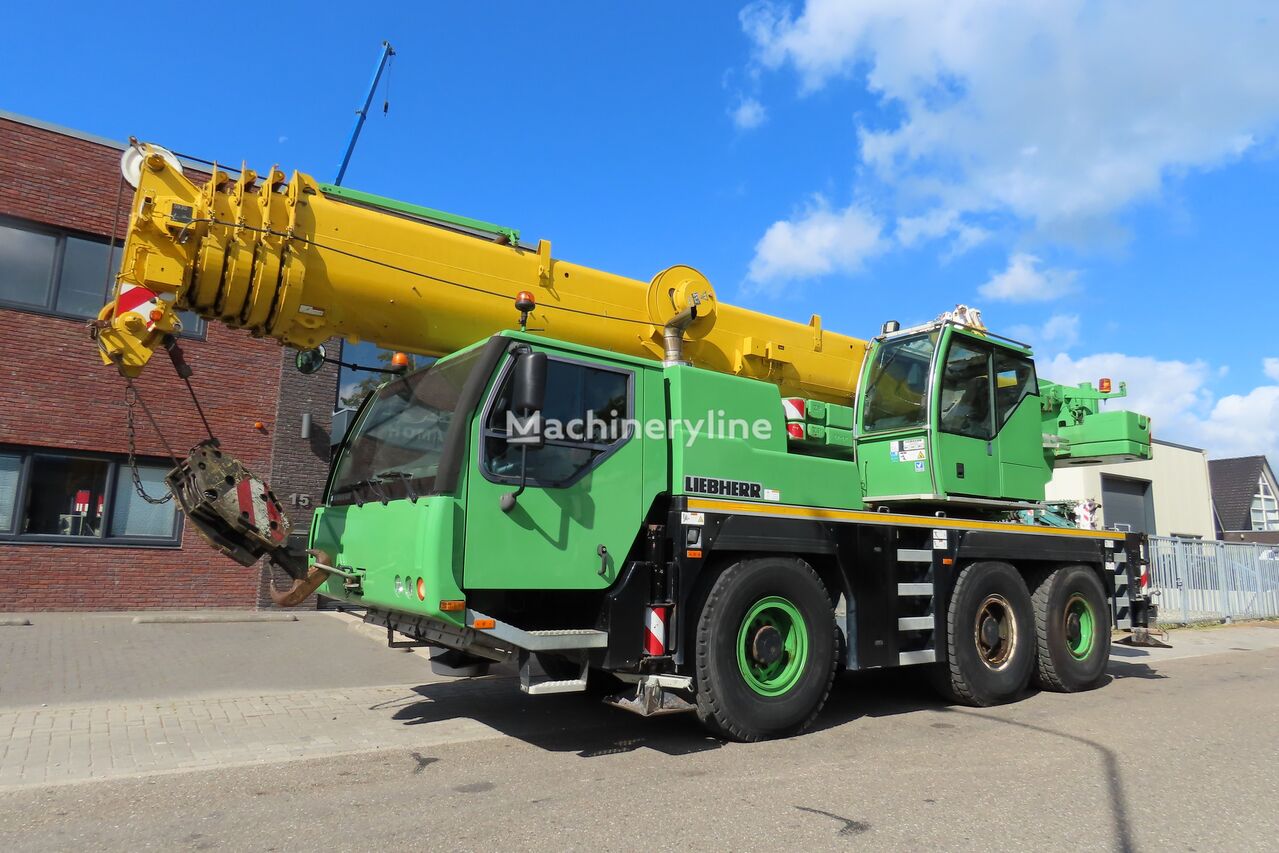 شاحنة رافعة Liebherr LTM 1055-3.2