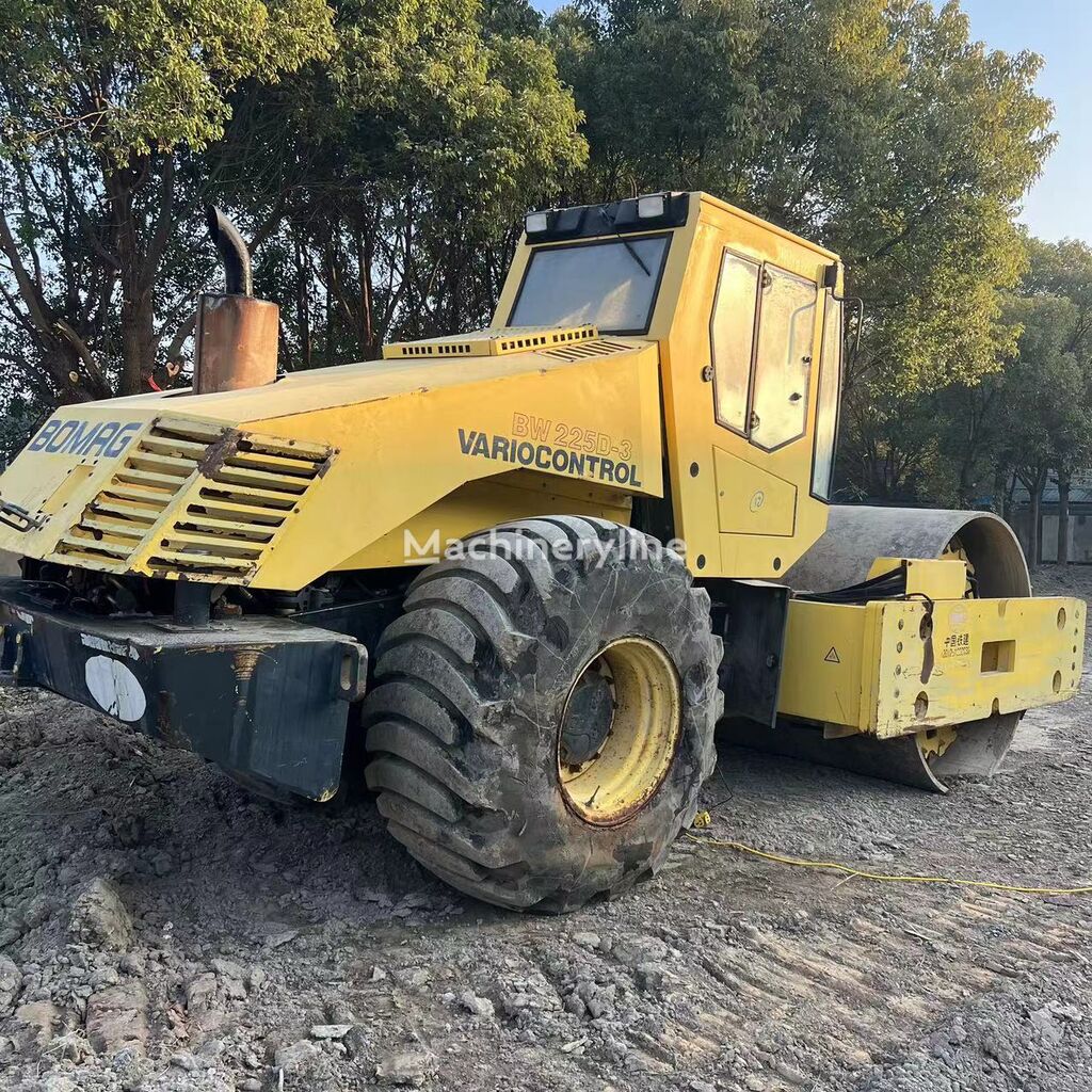 rouleau compresseur BOMAG BW225