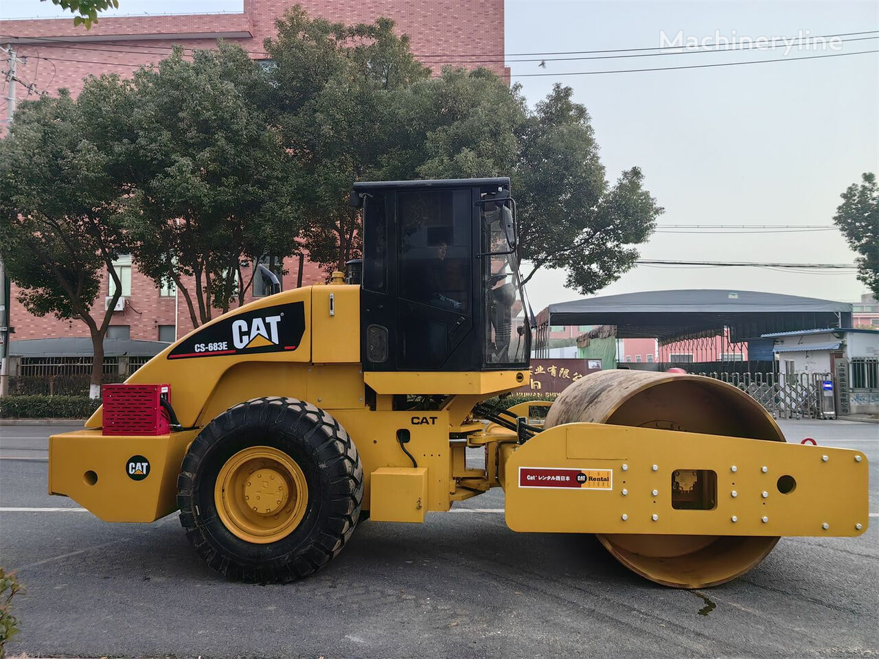 xe lu đường Caterpillar CS683