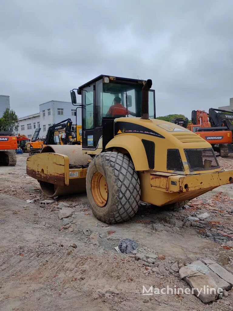 Caterpillar CS683E road roller