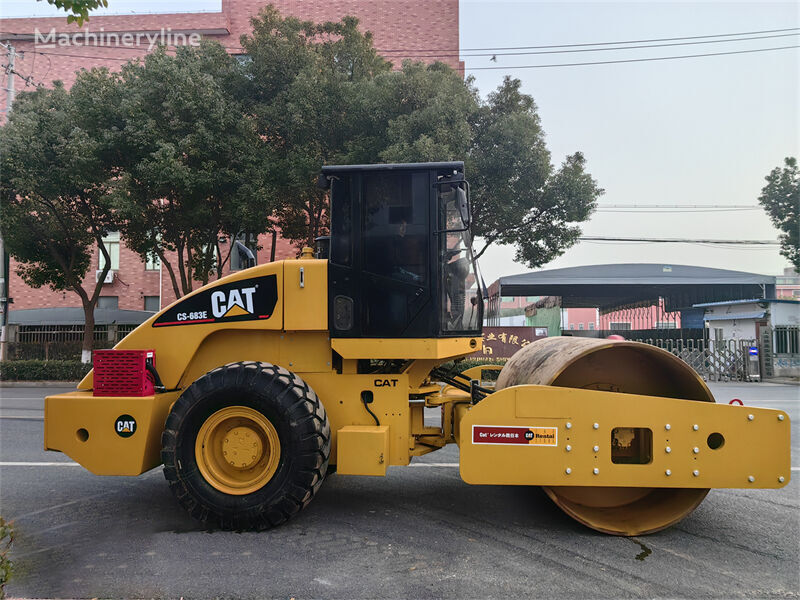 Caterpillar CS683E road roller