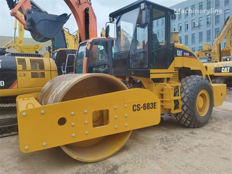 Caterpillar CS683E vejtromle