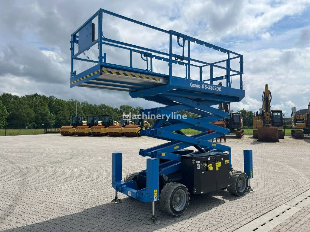 Genie GS 3369 DC scissor lift