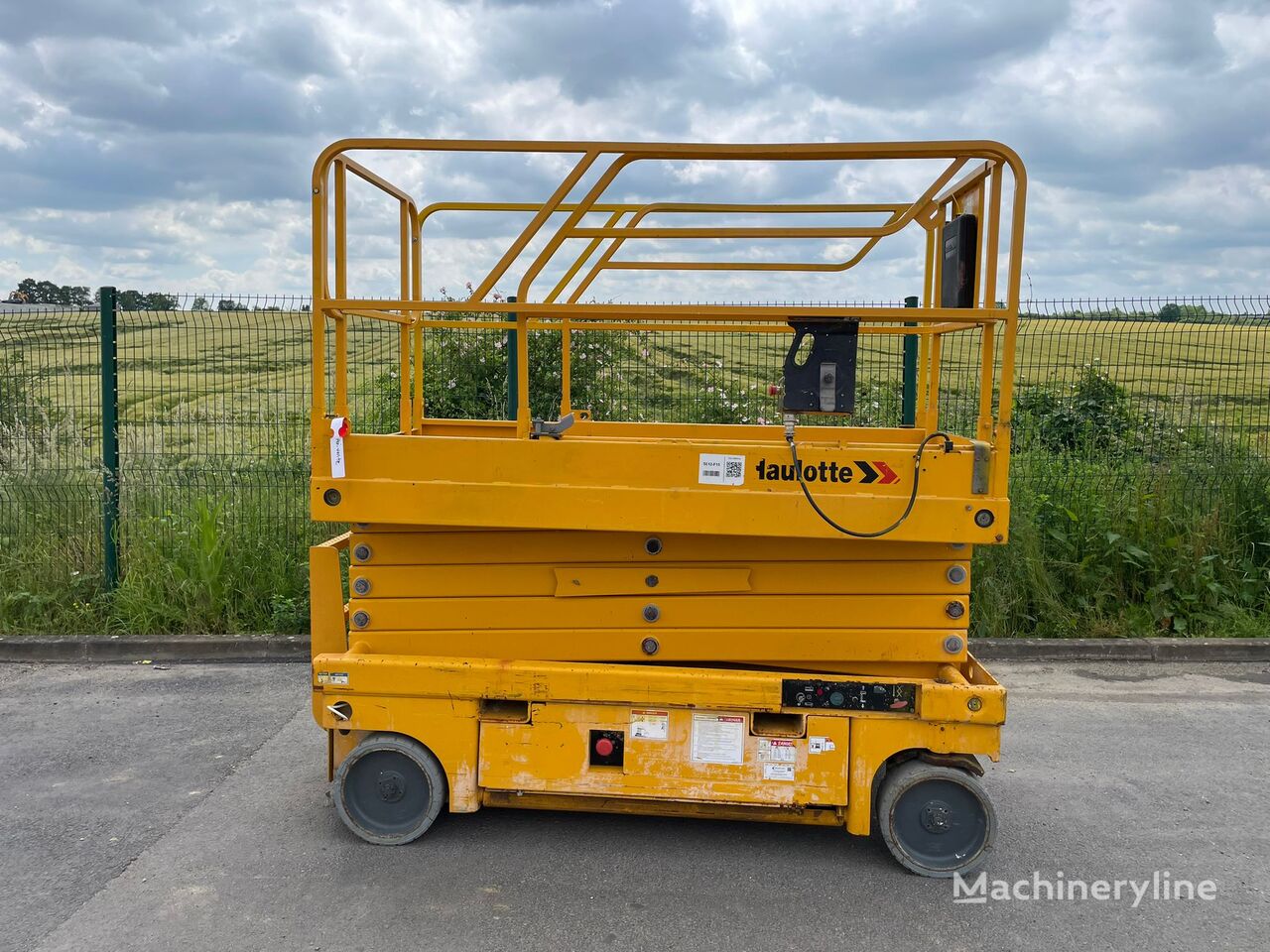 Haulotte Compact 12 - F25761 scissor lift