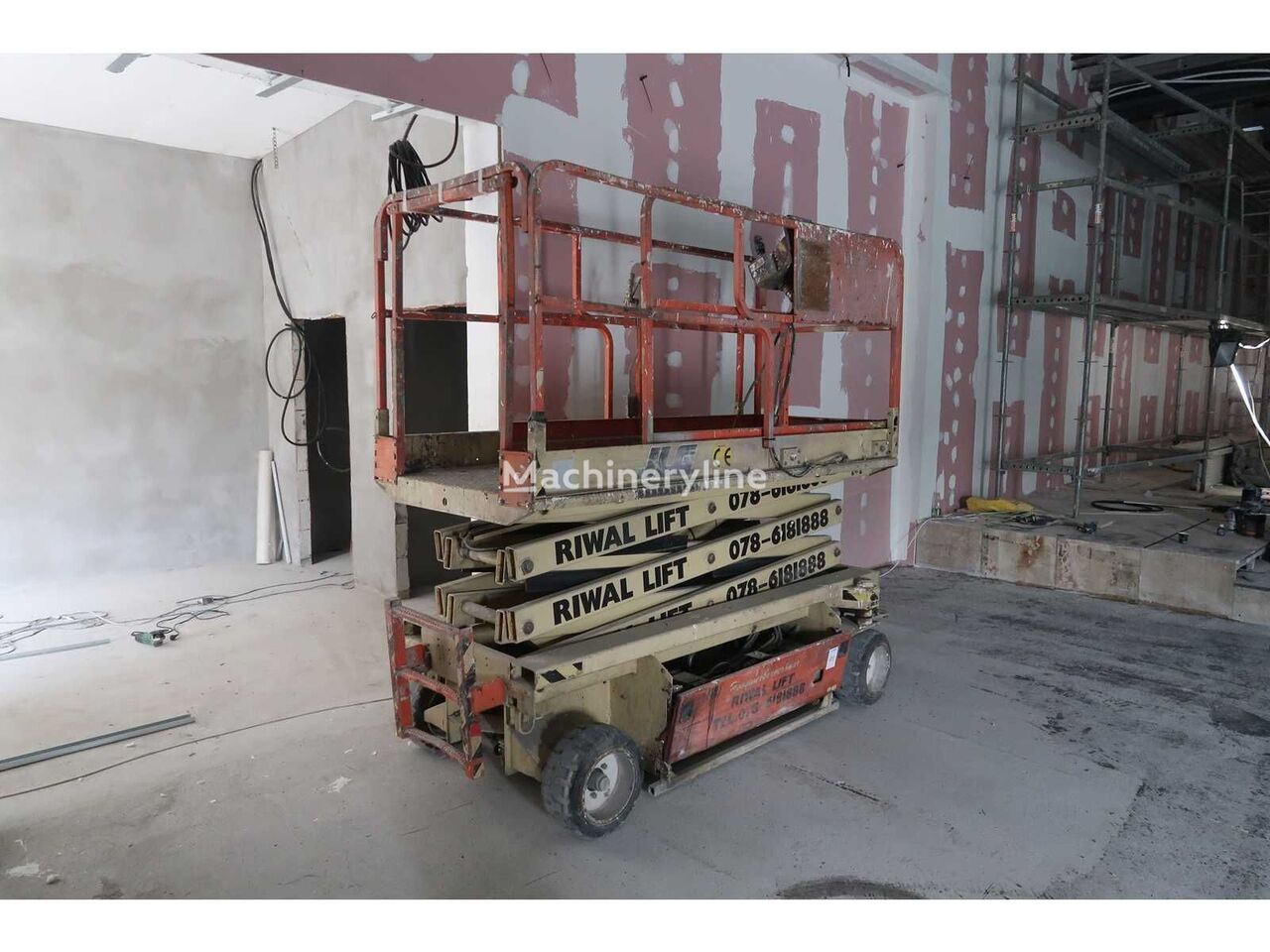 JLG scissor lift