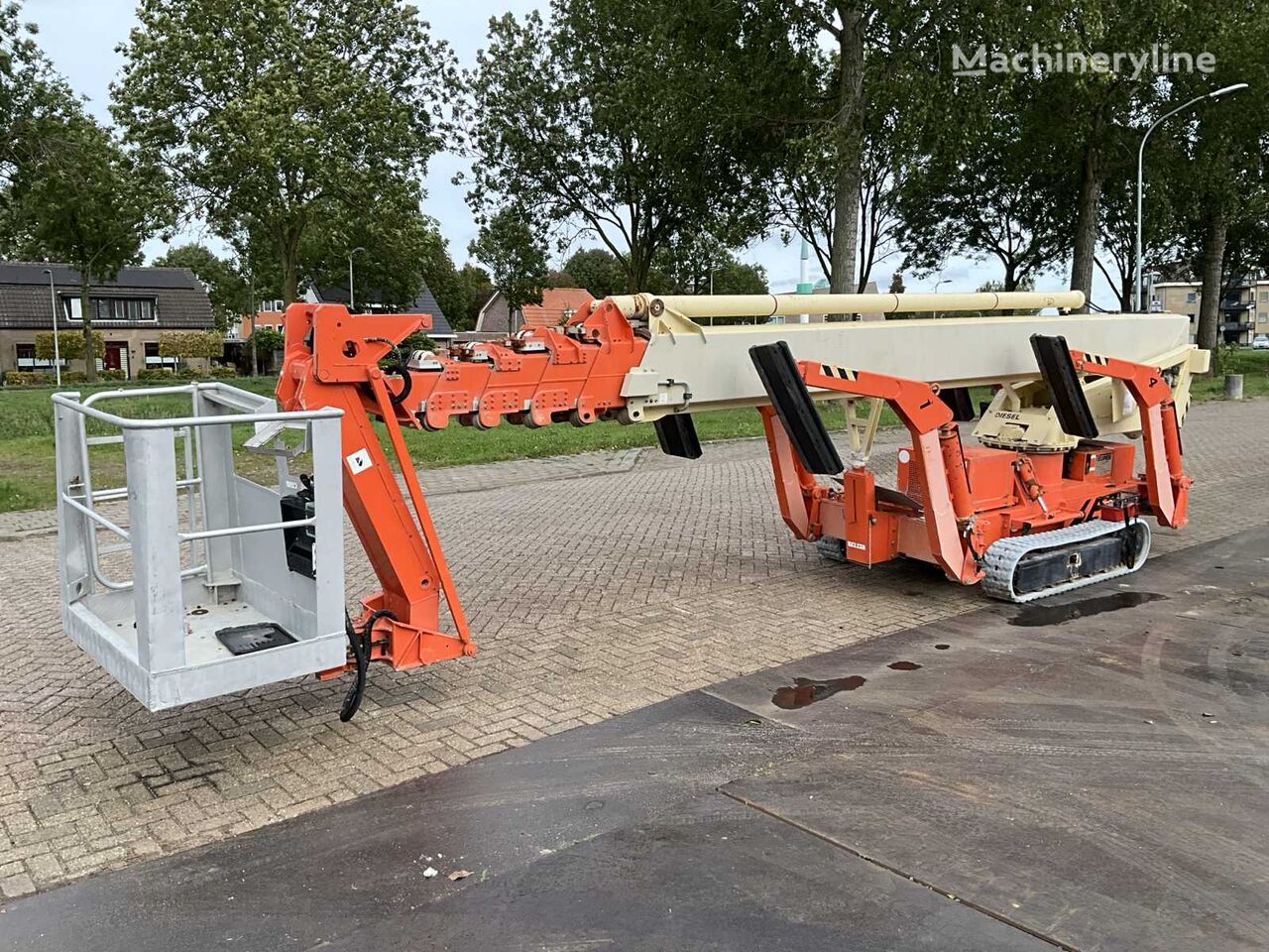 Teupen LEO36T scissor lift