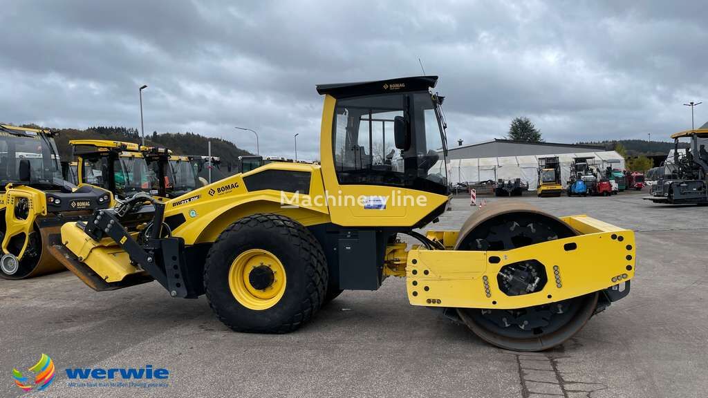 pemadat satu drum BOMAG BW 213 DH+P-5 mit Verdichterplatten