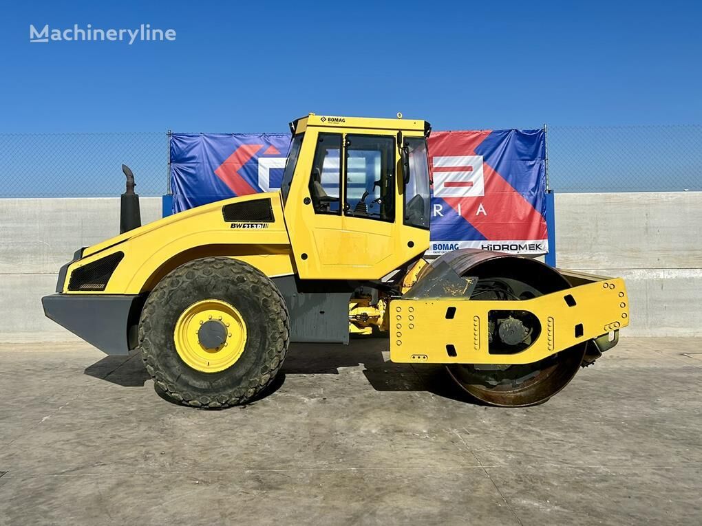 BOMAG BW213 D-4 single drum compactor