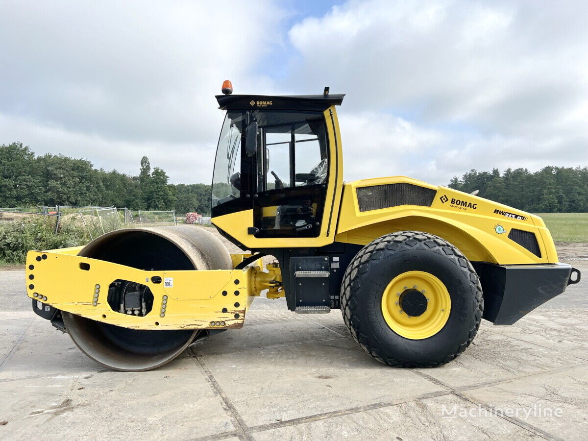 مدحلة لأعمال دك التربة BOMAG BW213D-5