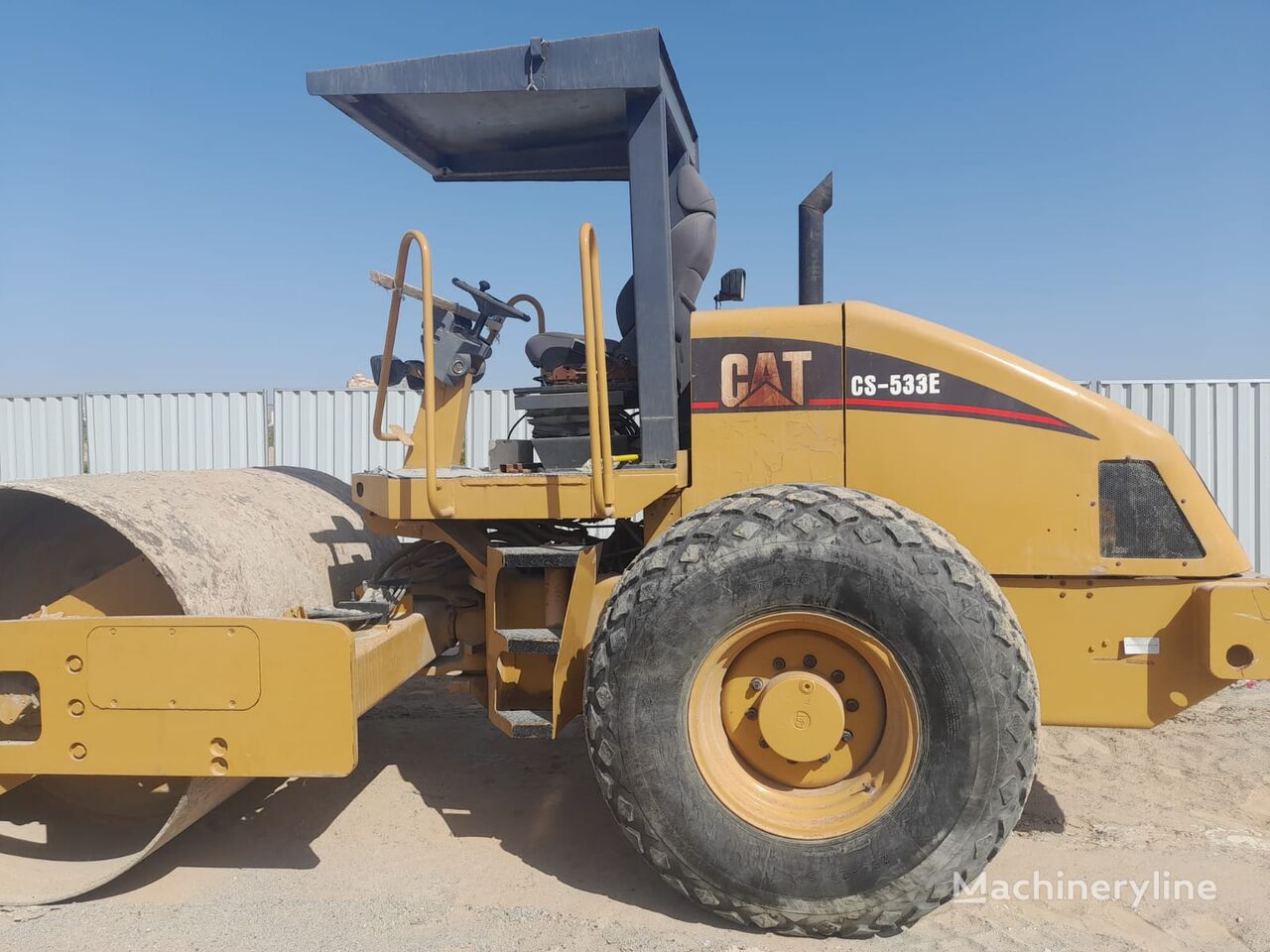 مدحلة لأعمال دك التربة Caterpillar CS533E