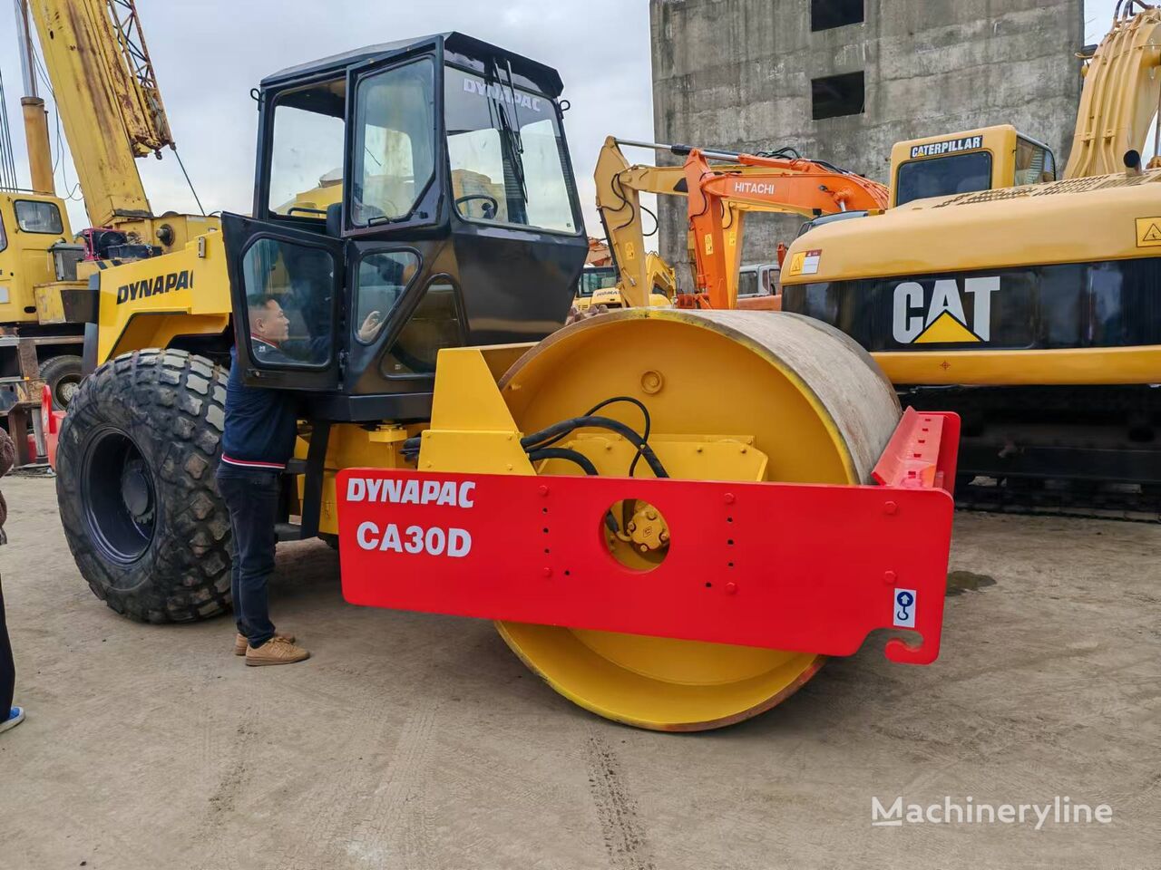 Compacteur monocylindre Dynapac CA30D - Machineryline