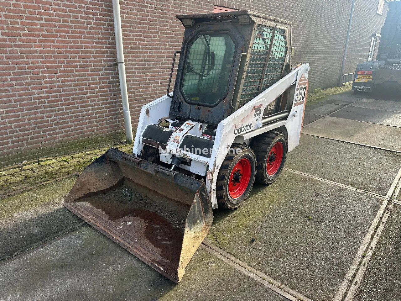 máy xúc lật đổ ngược Bobcat 553