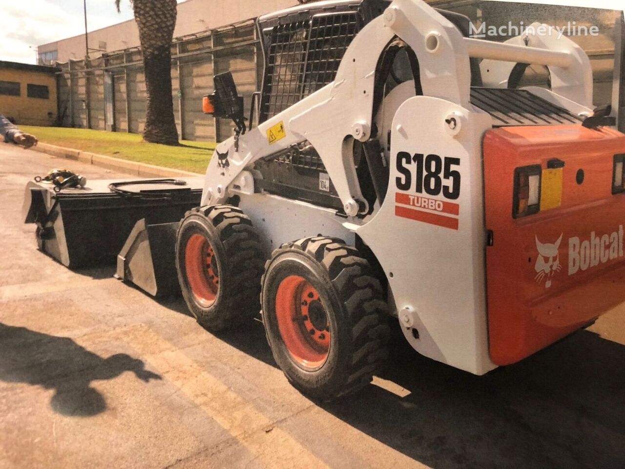 جرافة انزلاقية التوجيه Bobcat S185