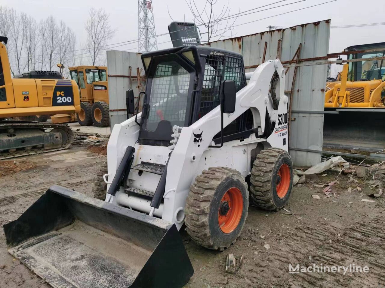 جرافة انزلاقية التوجيه Bobcat S300