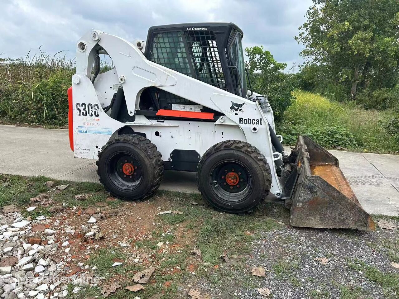 جرافة انزلاقية التوجيه Bobcat S300