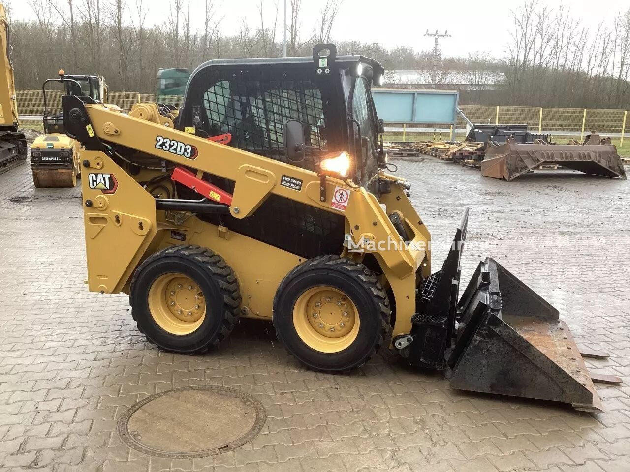 جرافة انزلاقية التوجيه Caterpillar 232D3 - Machineryline