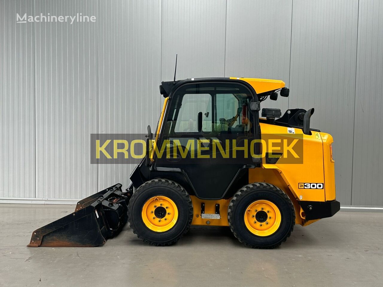 جرافة انزلاقية التوجيه JCB 300 T4 High Flow | A/C