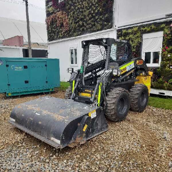 máy xúc lật đổ ngược New Holland L318