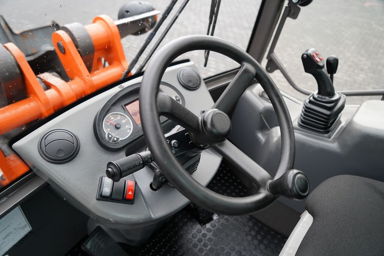 Hitachi ZW95  / ŁADOWARKA KOŁOWA / 2020 R / WIDŁY DO PALET