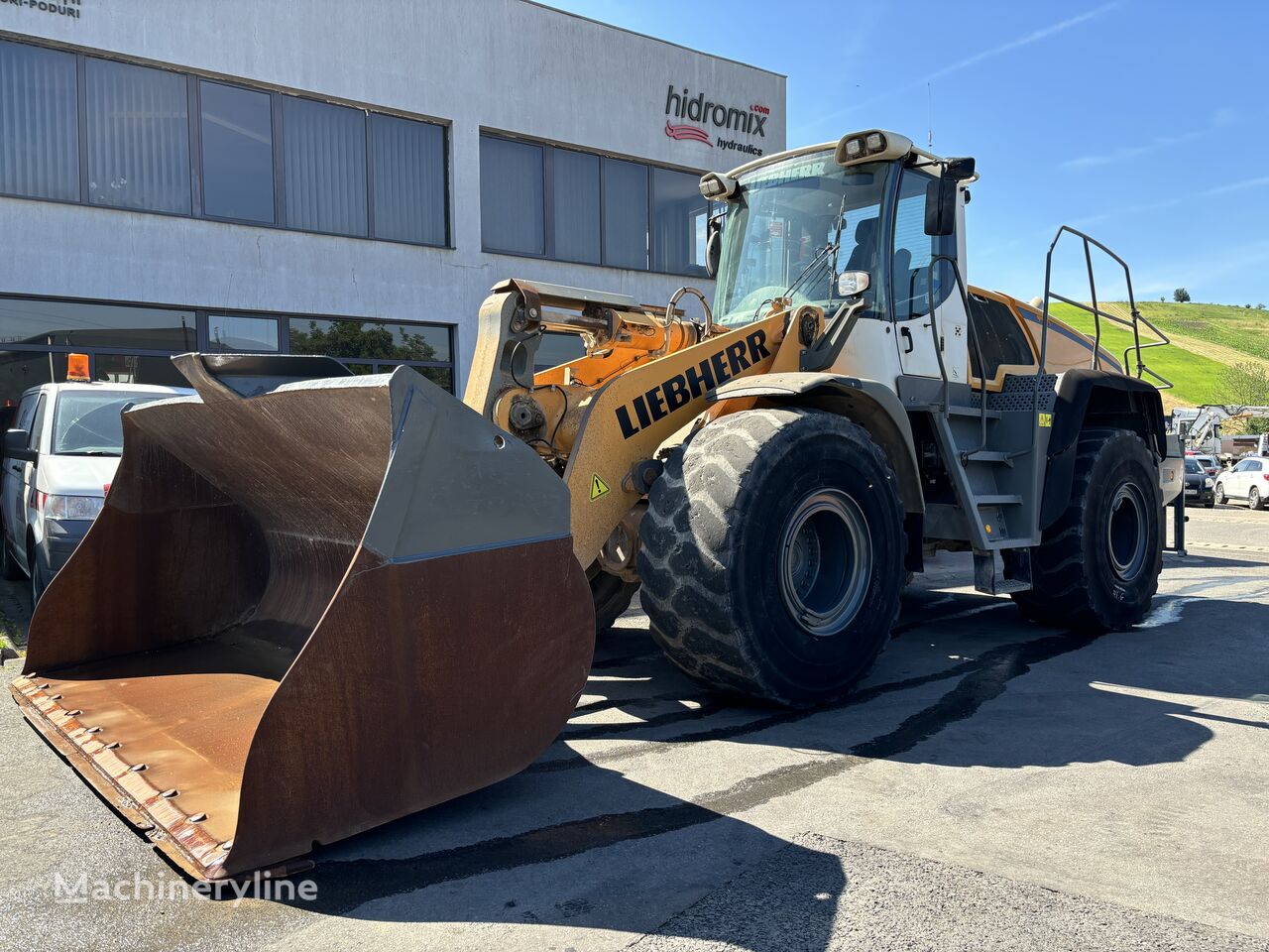 Liebherr L580 2Plus2  telescopic wheel loader