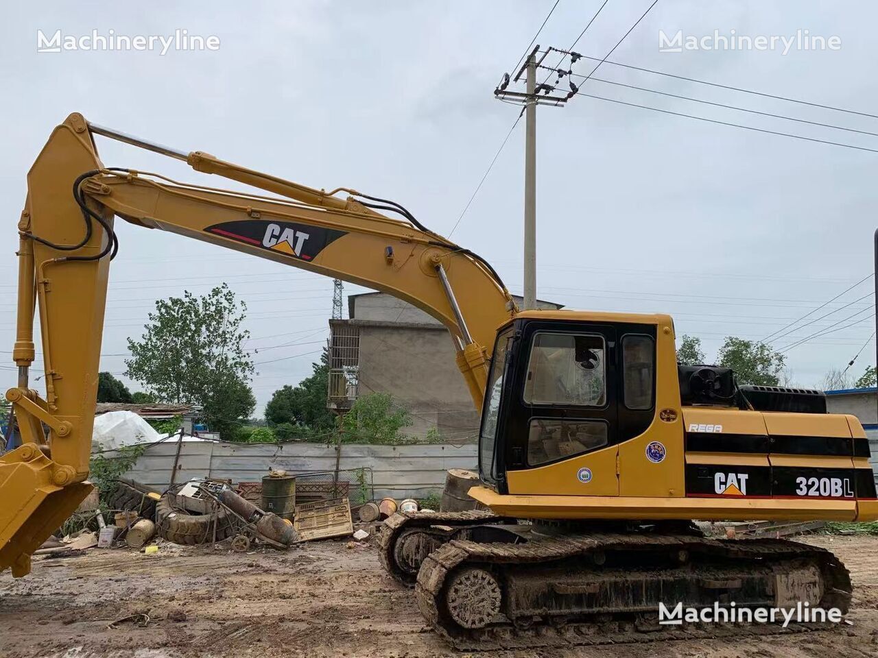 Caterpillar 320BL tracked excavator