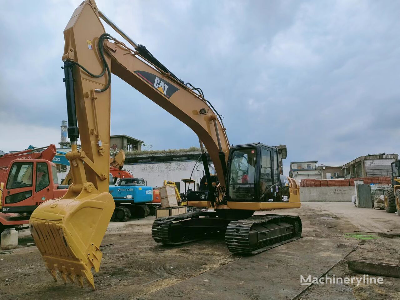 Caterpillar 320CL tracked excavator