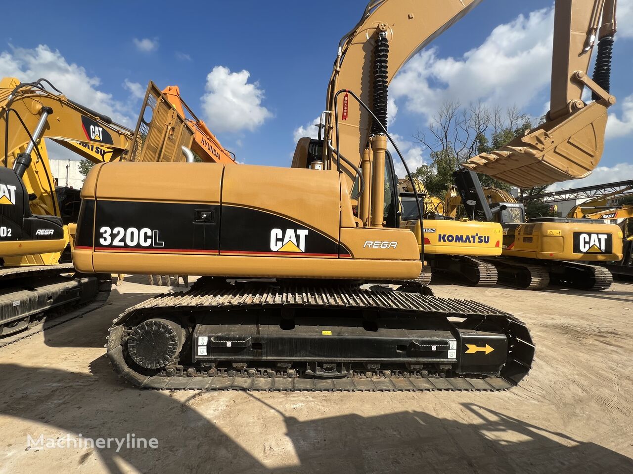 Caterpillar 320CL tracked excavator