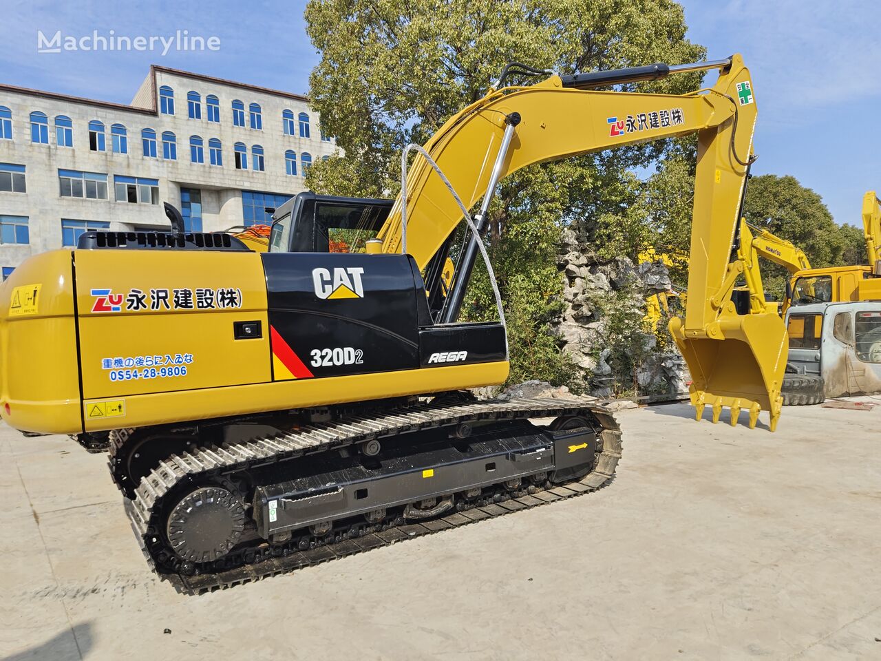 Excavator dengan track Caterpillar 320D2 - Machineryline