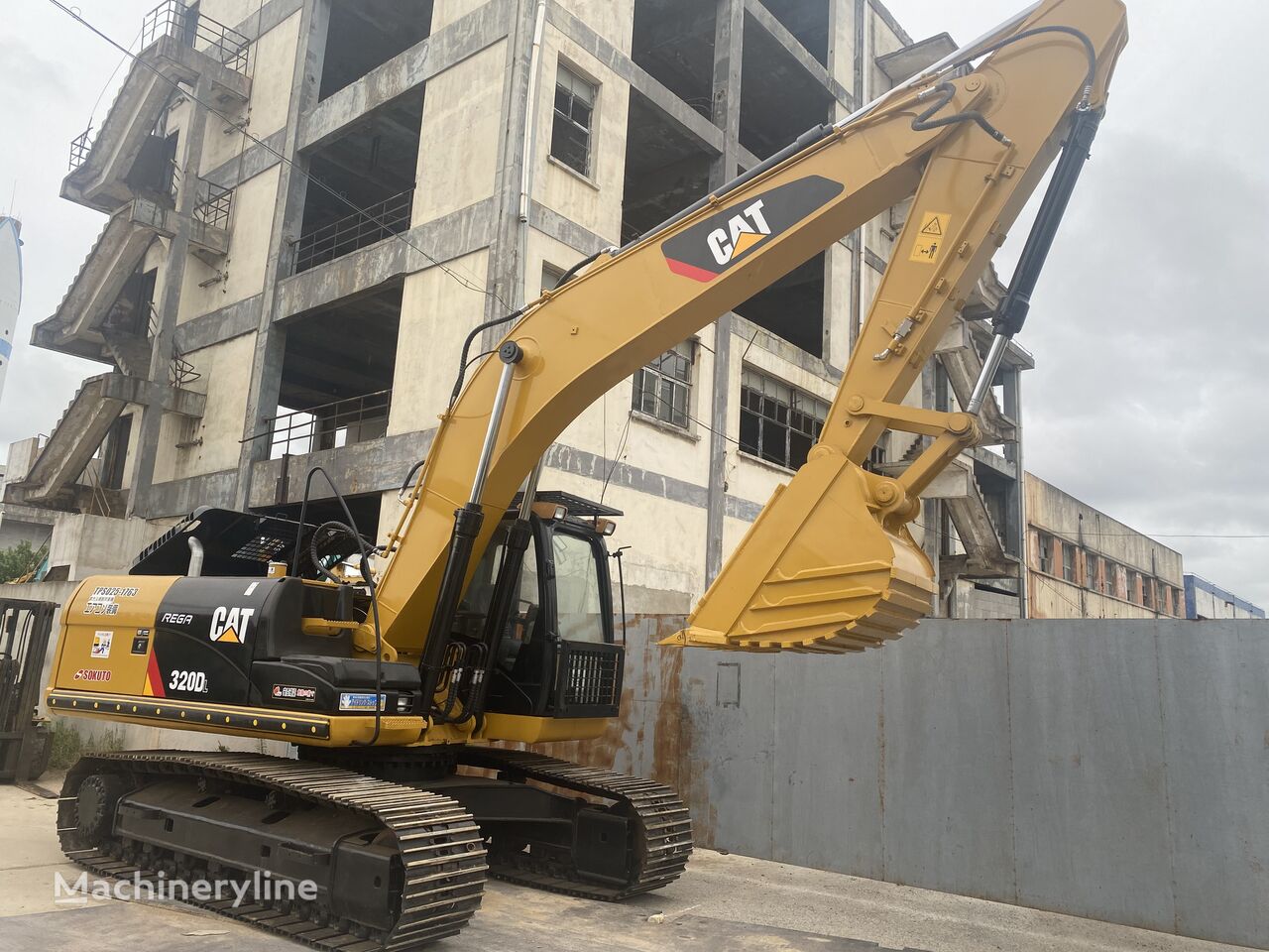 Caterpillar 320DL tracked excavator