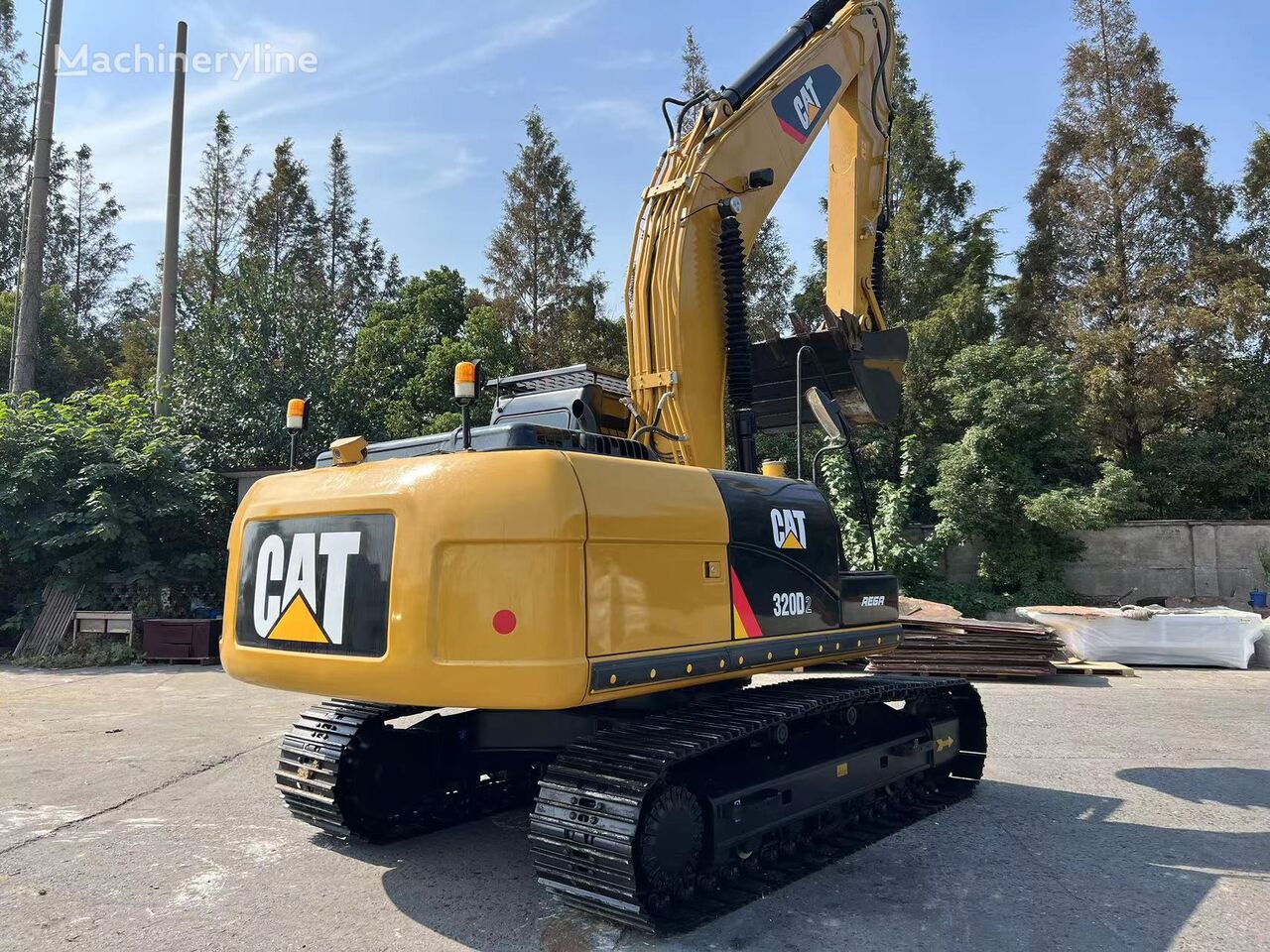 Caterpillar 320d2 tracked excavator