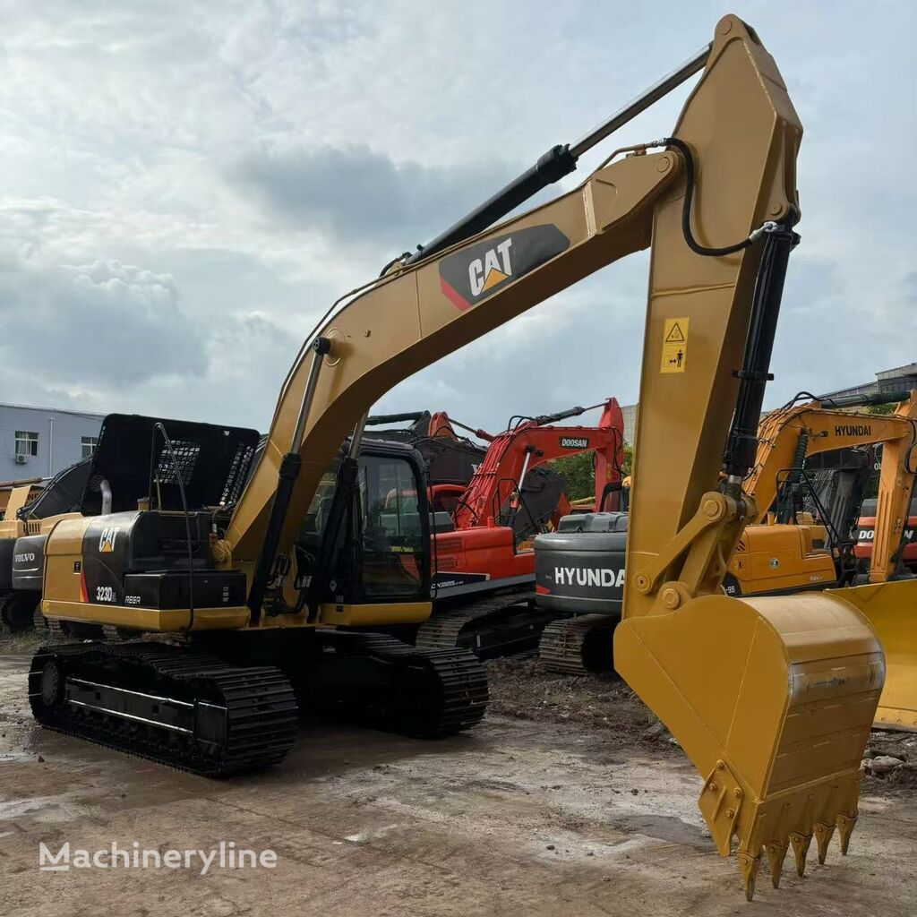 гусеничный экскаватор Caterpillar 323D2L