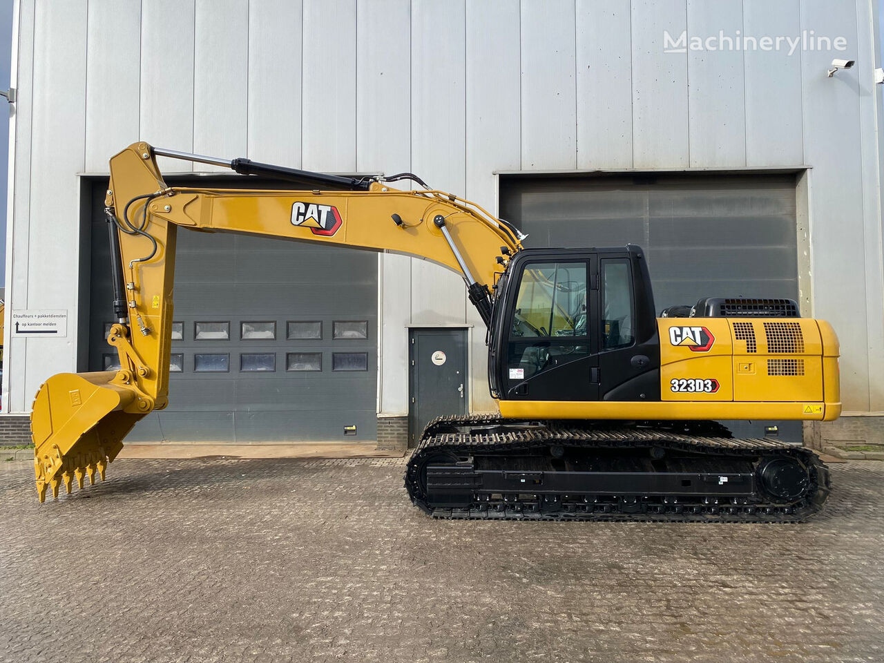 new Caterpillar 323D3 tracked excavator