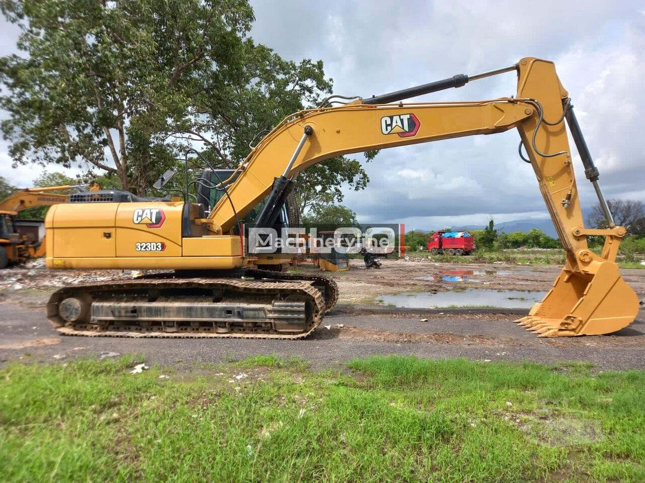 new Caterpillar 323D3 tracked excavator