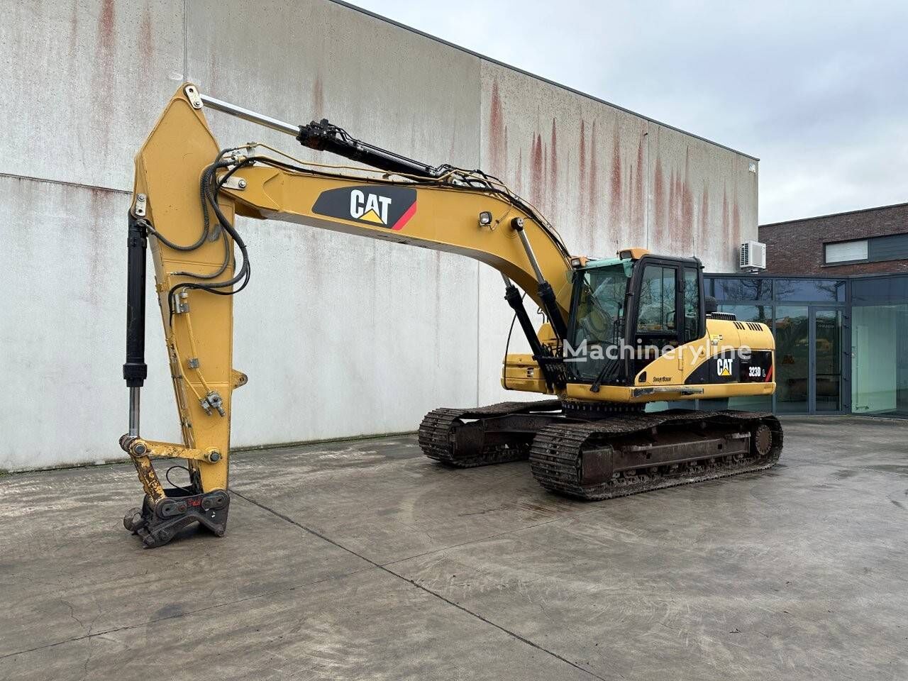 Caterpillar 323DL tracked excavator