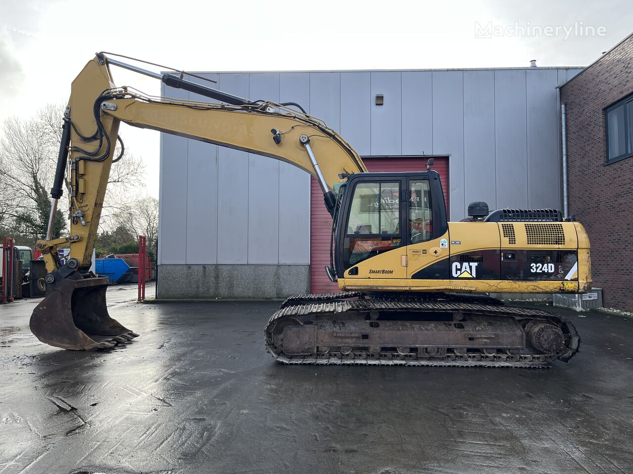 excavator dengan track Caterpillar 324DL