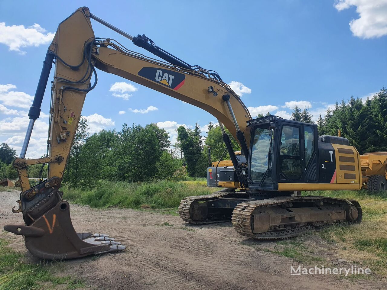 Caterpillar 324EL tracked excavator