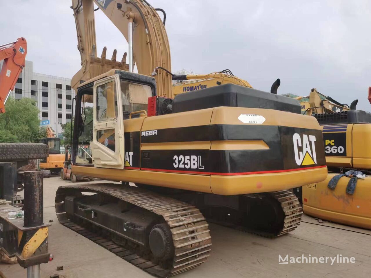 Caterpillar 325BL tracked excavator