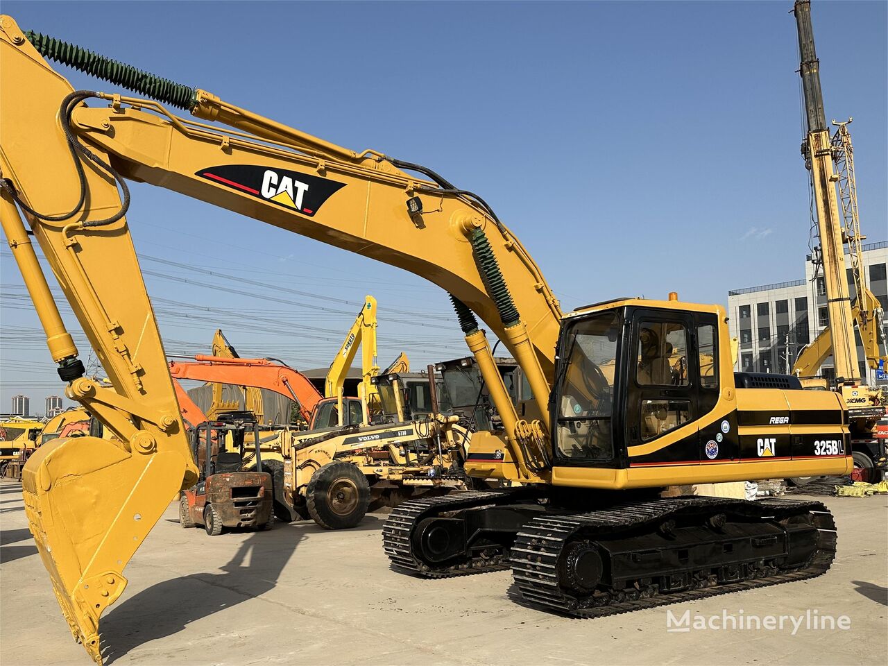 Caterpillar 325BL tracked excavator