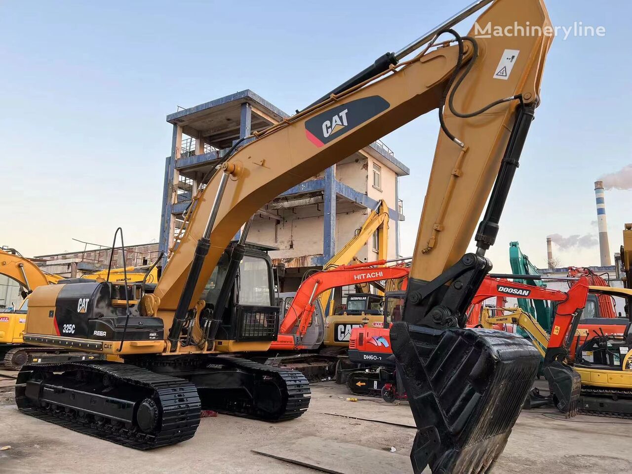 Caterpillar 325C tracked excavator