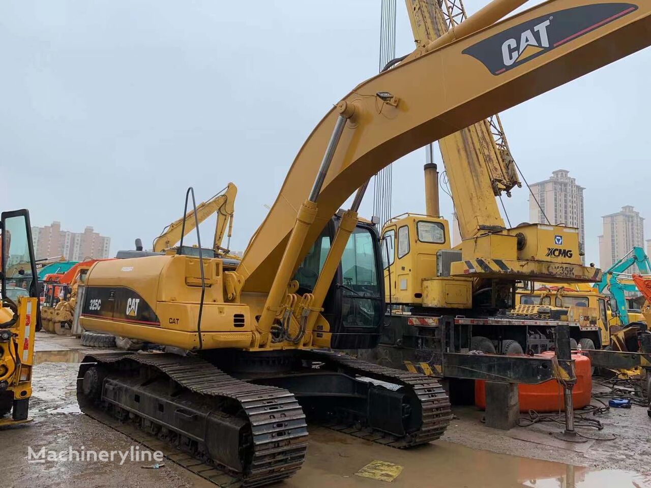 Caterpillar 325C tracked excavator