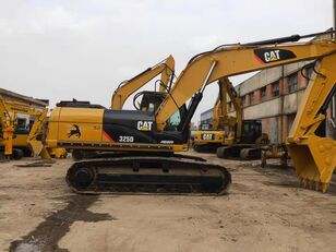 excavator dengan track Caterpillar 325D