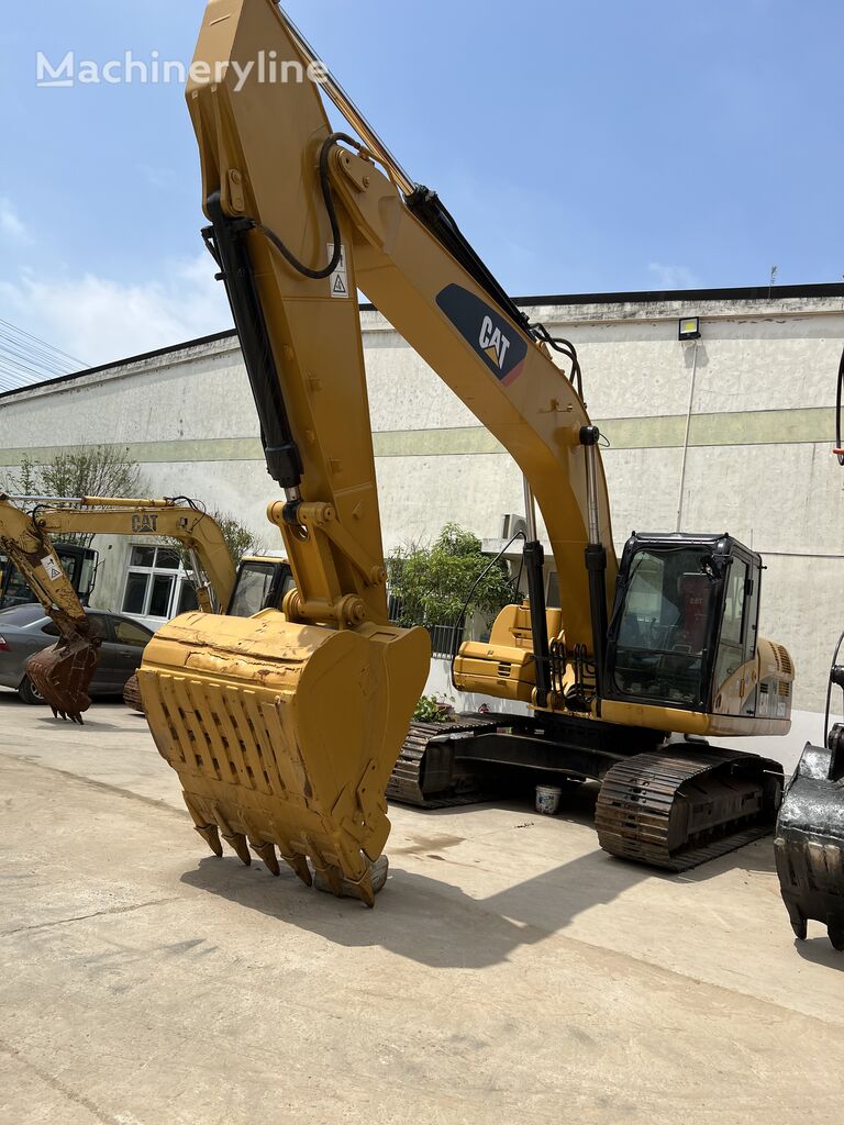 excavator dengan track Caterpillar 325D