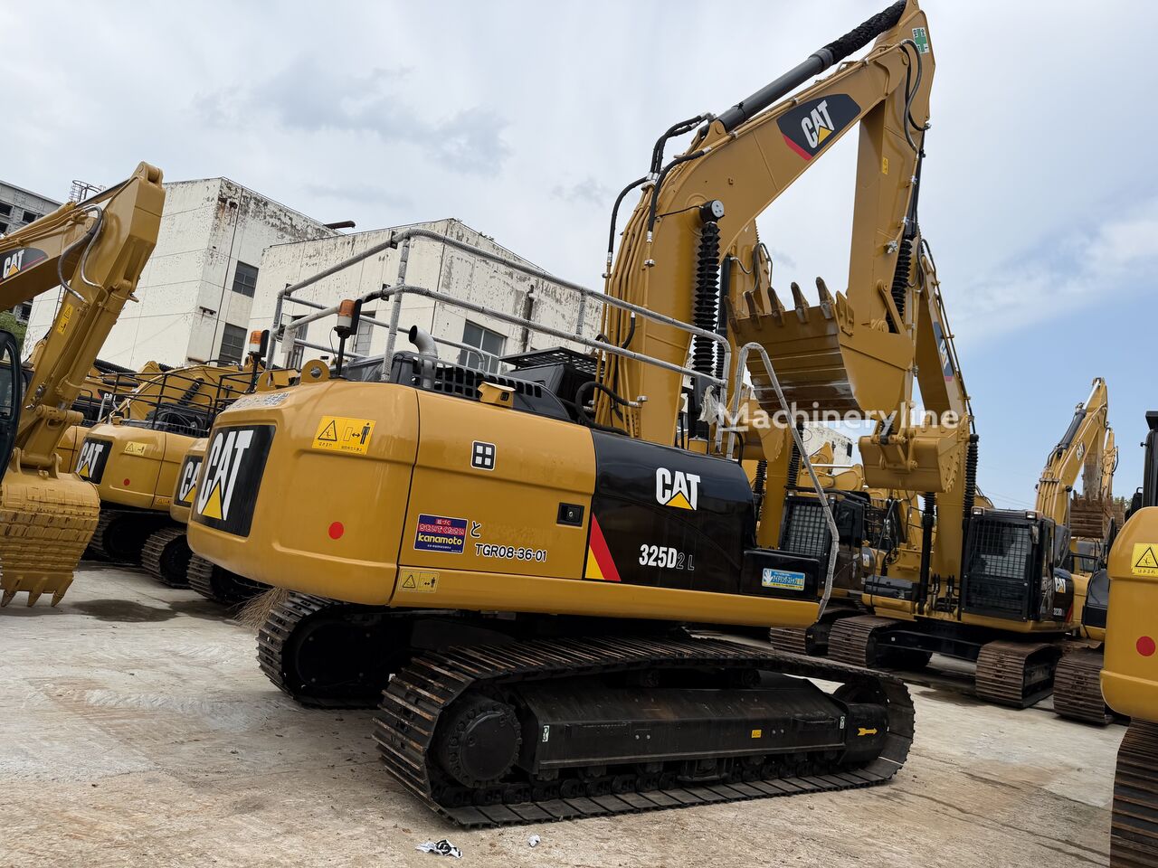 Caterpillar 325DL tracked excavator - Machineryline