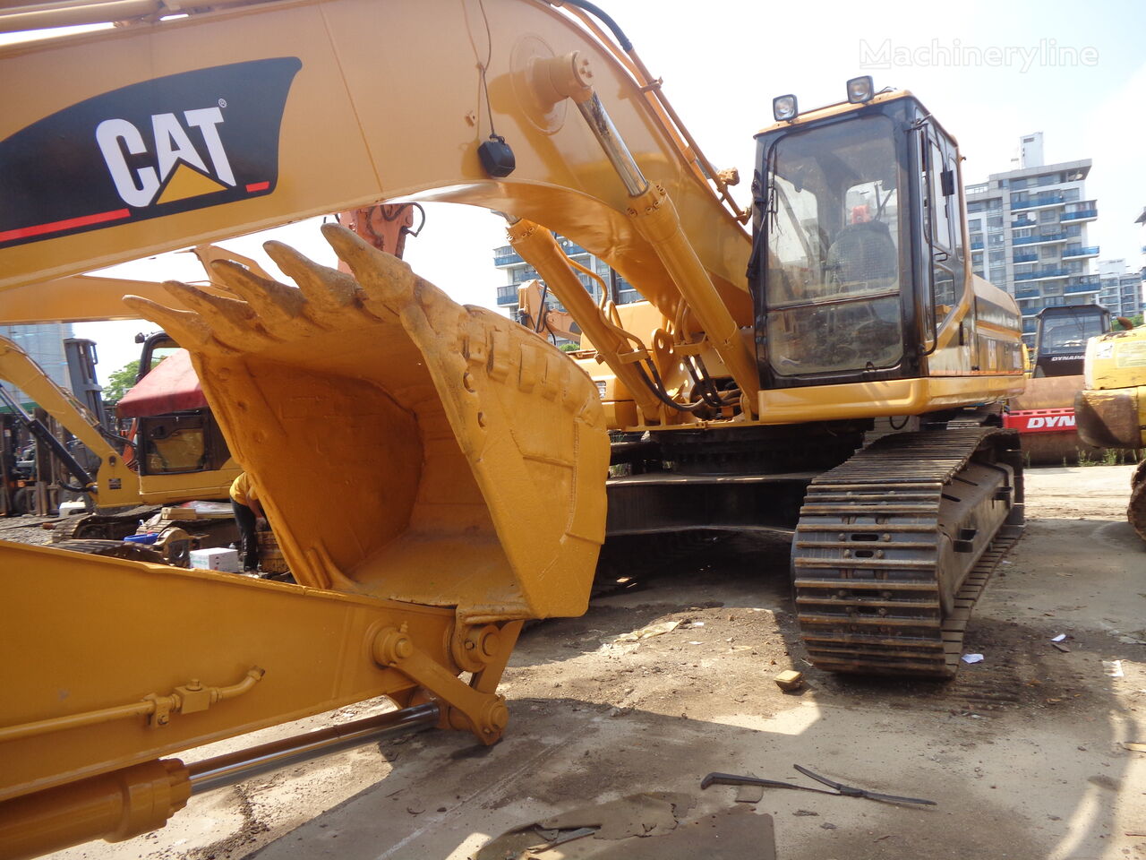 Caterpillar 330B tracked excavator