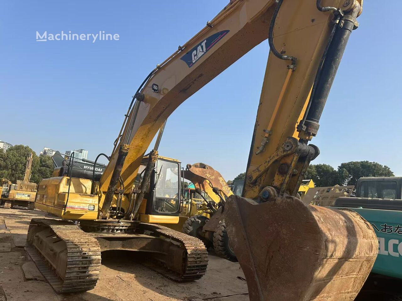 Caterpillar 330B tracked excavator