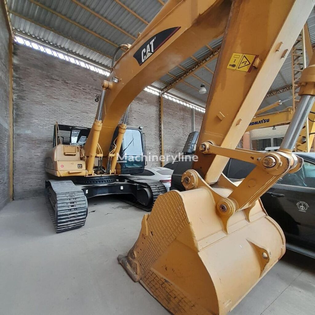 Caterpillar 330CL tracked excavator