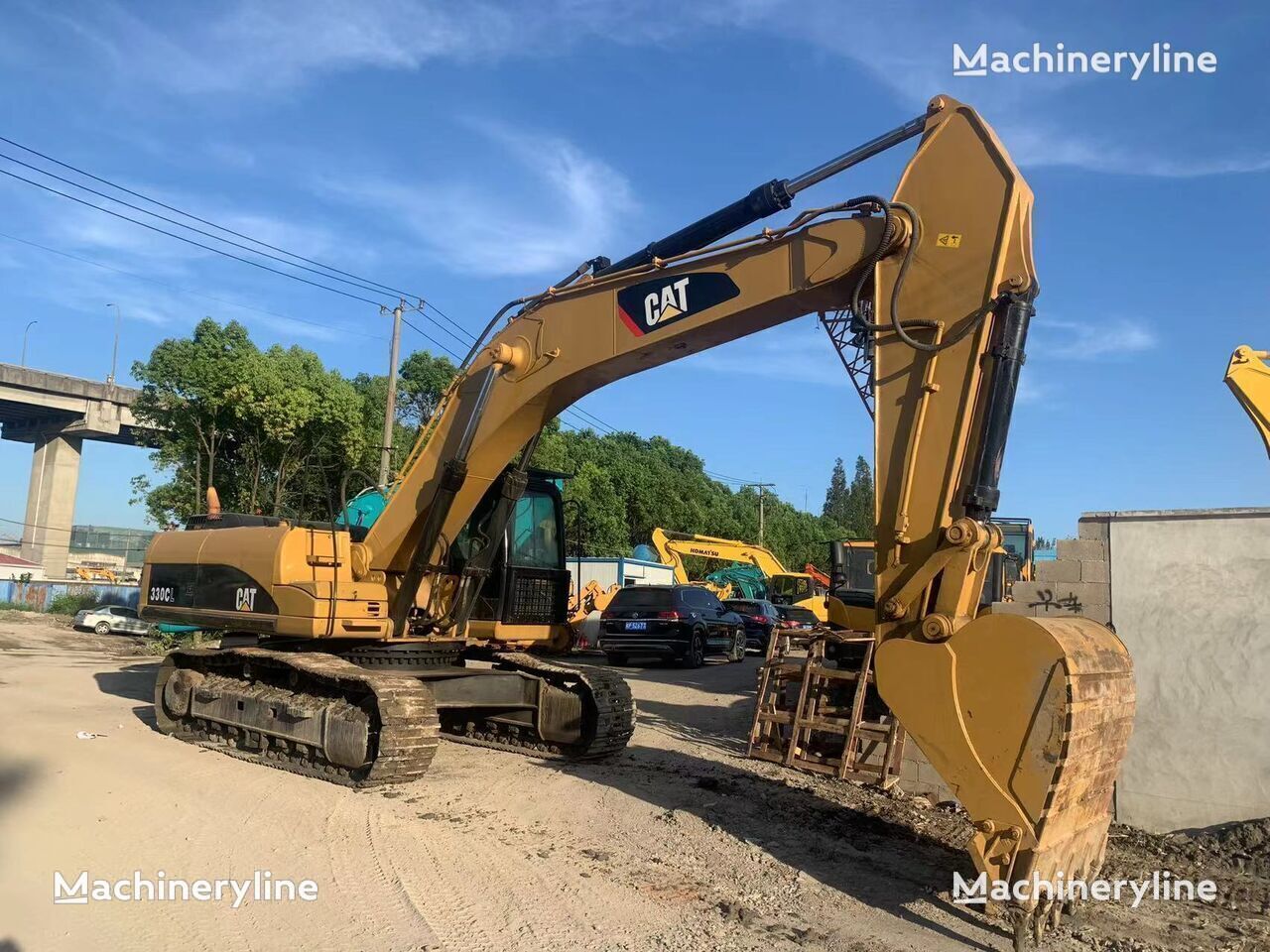 Caterpillar 330CL tracked excavator