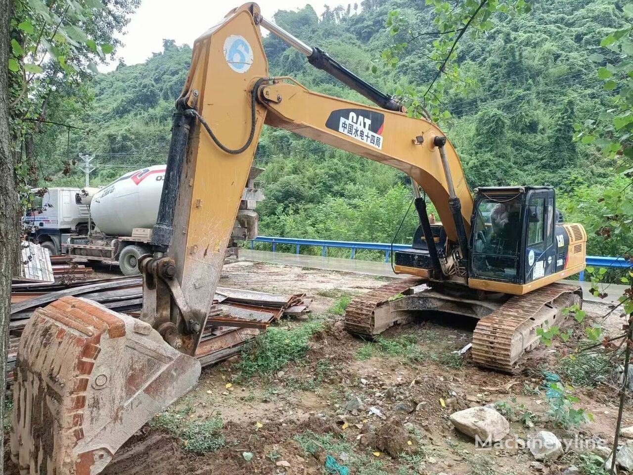 Caterpillar 330D2L tracked excavator