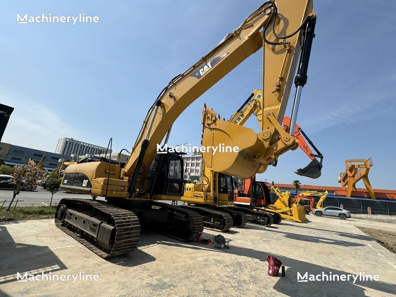 Caterpillar 330DL tracked excavator